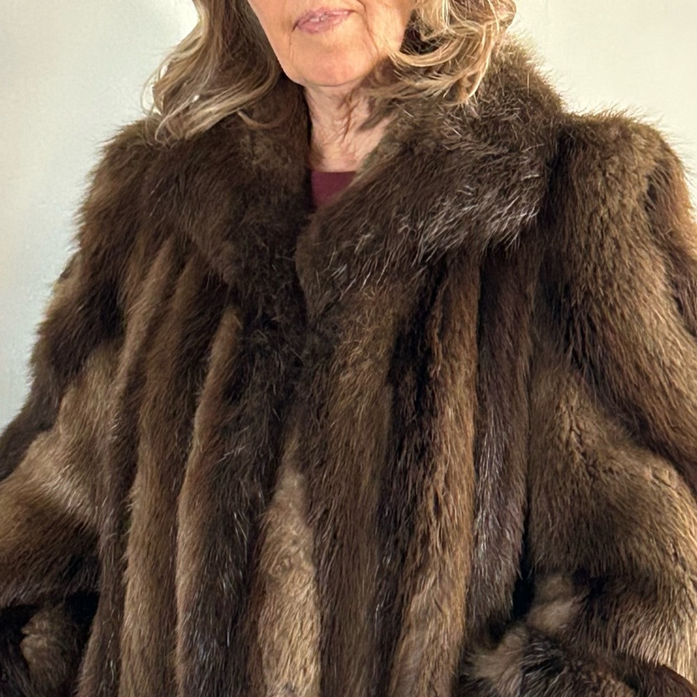 Luxurious Beaver/Fox Full-Length Fur Coat - Picture 5 of 13